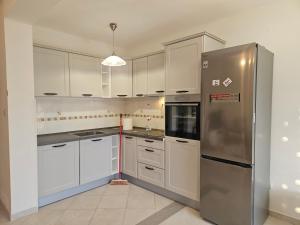 代诺维奇VanjAna 1的配有白色橱柜和不锈钢冰箱的厨房