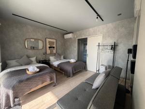 En eller flere senge i et værelse på Plus Life Shiraho A号室