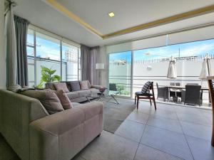 ein Wohnzimmer mit Couch und großem Fenster in der Unterkunft Casa en Salinas in Salinas