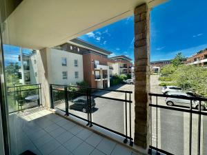 En balkon eller terrasse på Piscine and golf - Geneva airport - ONU