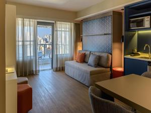 a small living room with a couch and a kitchen at Mercure Sao Paulo Barra Funda in Sao Paulo +71 photos