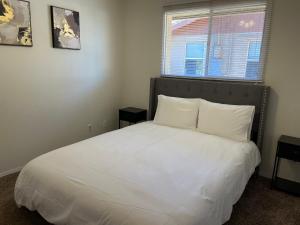 En eller flere senge i et værelse på Home in Tempe + 6 billeder