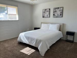 En eller flere senge i et værelse på Home in Tempe