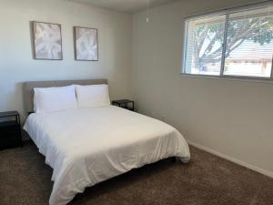 En eller flere senge i et værelse på Home in Tempe