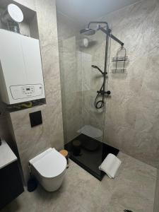 een badkamer met toilet en glazen douche bij TINY HOUSE domek do wynajęcia in Olsztyn +4 foto's