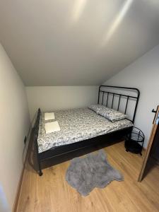 een kleine slaapkamer met een bed op zolder bij TINY HOUSE domek do wynajęcia in Olsztyn