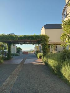 een bakstenen looppad met een boog in een gebouw bij L'Ermitage Villa Francois in Franschhoek