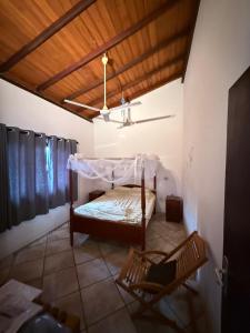 una camera da letto con un letto e un soffitto in legno di Krishna Residence Ahangama ad Ahangama Altre 11 foto