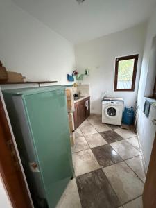 una cucina con frigorifero e fornello di Krishna Residence Ahangama ad Ahangama