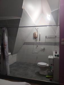 Koupelna v ubytování Yukis & Kukis Place, 5 bedrooms, 5 bathrooms, 2 Sitting Rooms + 19 fotografií