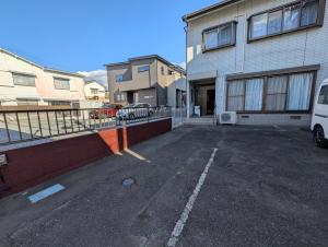 ein Parkplatz vor einem Gebäude in der Unterkunft A214Fujiyama Stay Sengen West in Fujinomiya