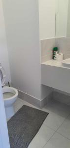 Koupelna v ubytování Quiet Spacious Room in Yarrabilba