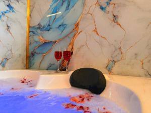 deux verres de vin dans une baignoire dans l'établissement Jolly Retreat, à Jhājra 73 autres photos