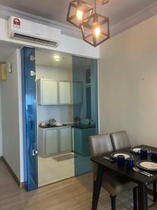 Køkken eller tekøkken på Comfy Home at The Wave Residence