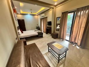 En eller flere senge i et værelse på Hotel Sejal