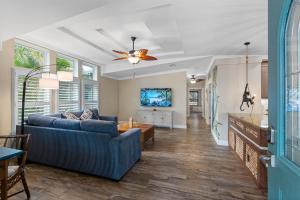 un soggiorno con un divano e un tavolo di Amazing Heated & Screen Pool w Stunning Design! a Palm Harbor