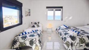 een slaapkamer met twee bedden en een raam bij Chalet a orillas del mar in Torrevieja +48 foto's