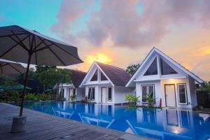 Het zwembad bij of vlak bij New Bintang Mandalika