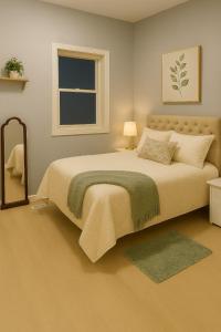 Un dormitorio con una cama grande y una ventana. en Beautify Fully Equiped Unit, 5 minutes from the Arch, en Saint Louis 6 fotos más