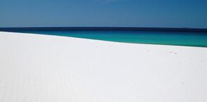 Blick auf den Strand und das Meer im Hintergrund in der Unterkunft Affittacamere la Medusa in Porto Pino