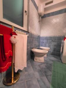 a bathroom with a toilet and towels on a rack at La Casa del Fungo in Montalto Uffugo +36 photos