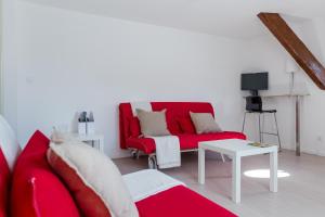 TV a/nebo společenská místnost v ubytování Les Hauts de Colmar