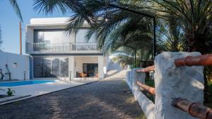 Piscina de la sau aproape de oasis of shade