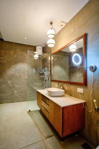 Et badeværelse på Aruba Luxury Resort By AADI Hospitality + 105 billeder