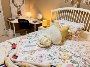 En eller flere senge i et værelse på Scorpio House Langley- ROOM 3 + 117 billeder