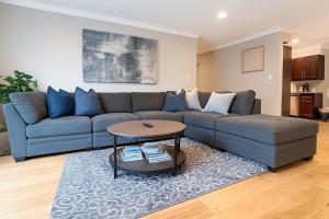 Et opholdsområde på Marbella Lane - Seaside Retreat Laundry P + 32 billeder