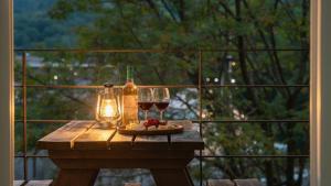 un tavolo con due bicchieri di vino e un piatto di frutta di gapyeong hanulteo pension a Gapyeong