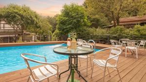 un tavolo e sedie su una terrazza accanto alla piscina di gapyeong hanulteo pension a Gapyeong Altre 8 foto