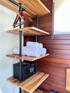 Palanda nebo palandy na pokoji v ubytování Umah Dedari