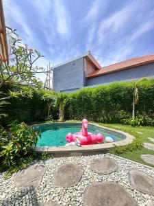 Bazén v ubytování Umah Dedari nebo v jeho okolí