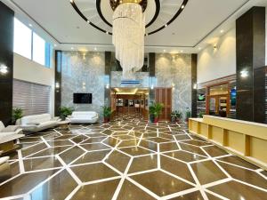 een lobby met een kroonluchter en een lobby met een hotel bij Le OVAL Hotel & Resorts in Nakraunda