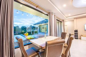 Khu vực ghế ngồi tại INNER Poolvilla Pattaya