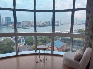Posezení v ubytování Shanghai Hills & Panorama River Suite Close to Metro Line 4