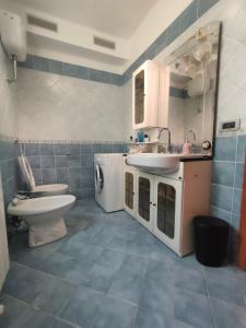 ein Badezimmer mit Waschbecken und Toilette in der Unterkunft La Casa del Fungo in Montalto Uffugo