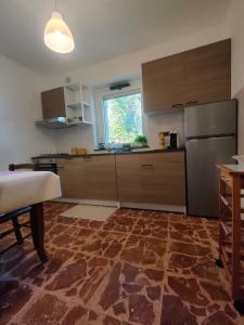 eine große Küche mit einem Kühlschrank und einem Fenster in der Unterkunft La Casa del Fungo in Montalto Uffugo