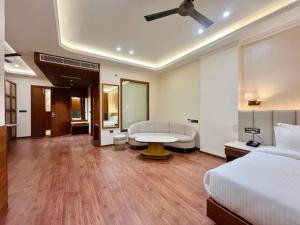 een hotelkamer met een bed en een tafel bij Le OVAL Hotel & Resorts in Nakraunda +29 foto's