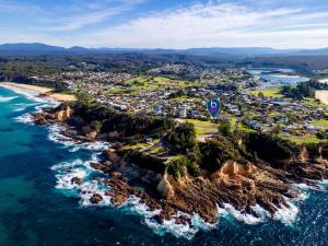 een luchtzicht op een stad aan een rotsachtige kust bij 3 Barragoot Street in Bermagui