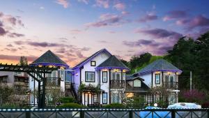 ein großes weißes Haus mit einem lila Dach in der Unterkunft Samcheok Duelkkot Pension in Samcheok