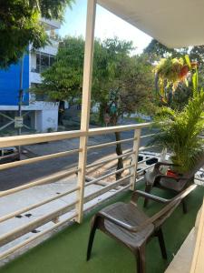 eine Sitzbank auf dem Balkon in der Unterkunft JARDIN DE TEQUENDAMA HOTEl in Cali