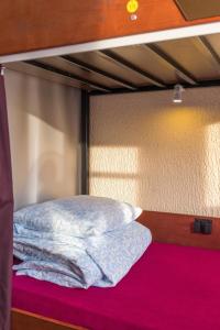 a bed in a bunk bed room with avertisementatronatronstrationgrimgrimgrim at Kaunas Center Hostel - Self-Check In in Kaunas