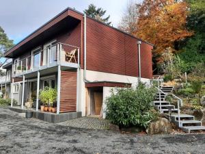 ein Haus mit einer Treppe, die zur Vorderseite führt in der Unterkunft janzweitnah in Gerolstein
