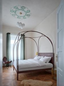 En eller flere senge i et værelse på donebe boutique hotel & wellness + 41 billeder