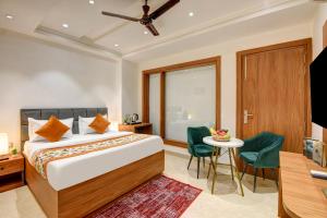 Postel nebo postele na pokoji v ubytování Qotel Comfort Ashok Vihar - Near Delhi University