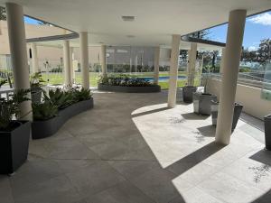 Swimmingpoolen hos eller tæt på Surfers Beachfront Family Retreat