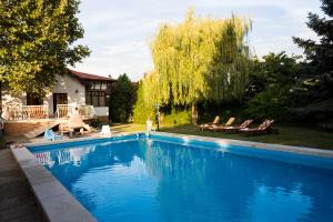 The swimming pool at or close to Mercedes Garden