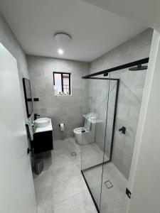 ein Badezimmer mit Toilette und Glasdusche in der Unterkunft HOME away from HOME in Sydney